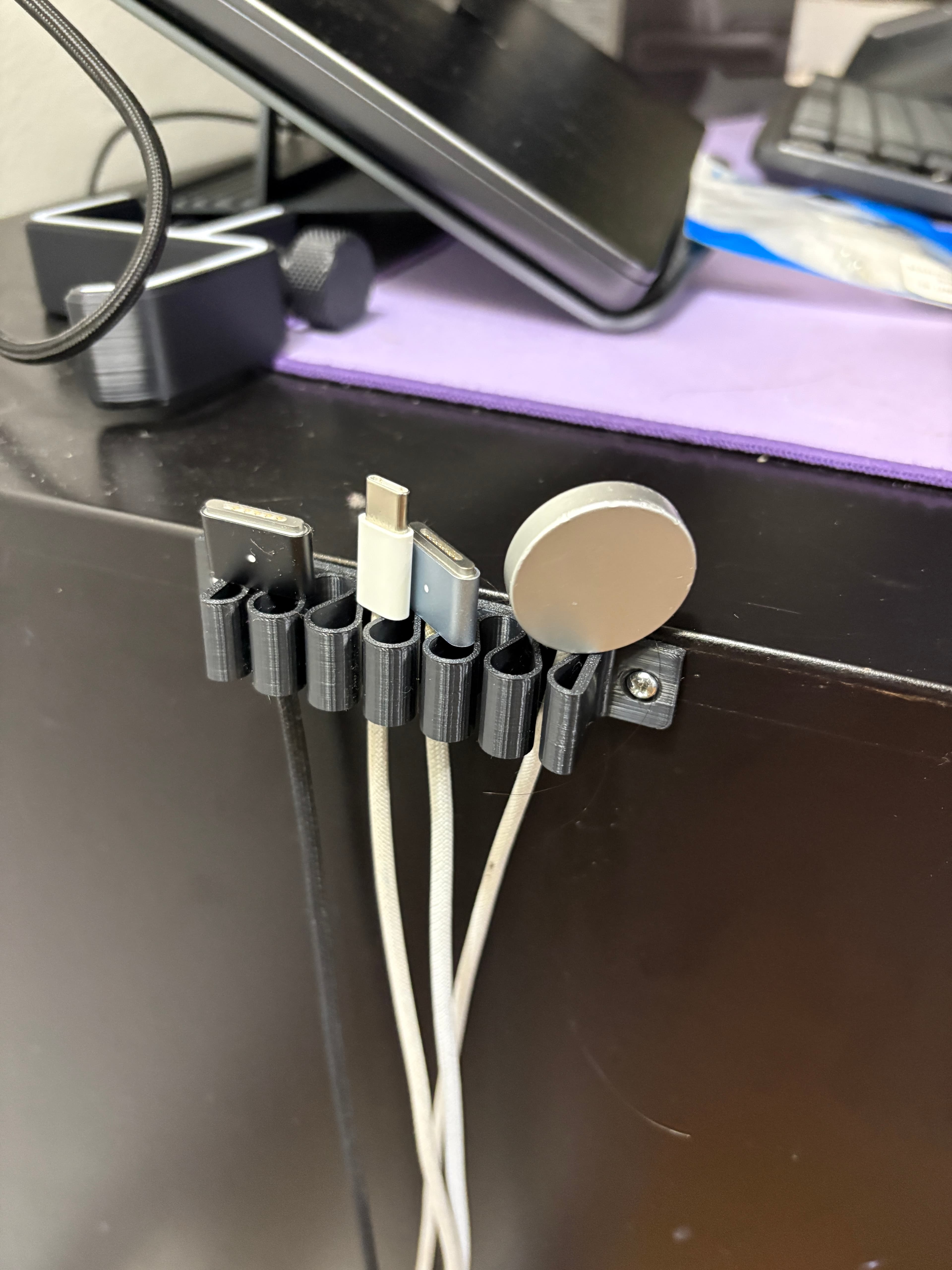 Después: cables ordenados en el organizador impreso en 3D