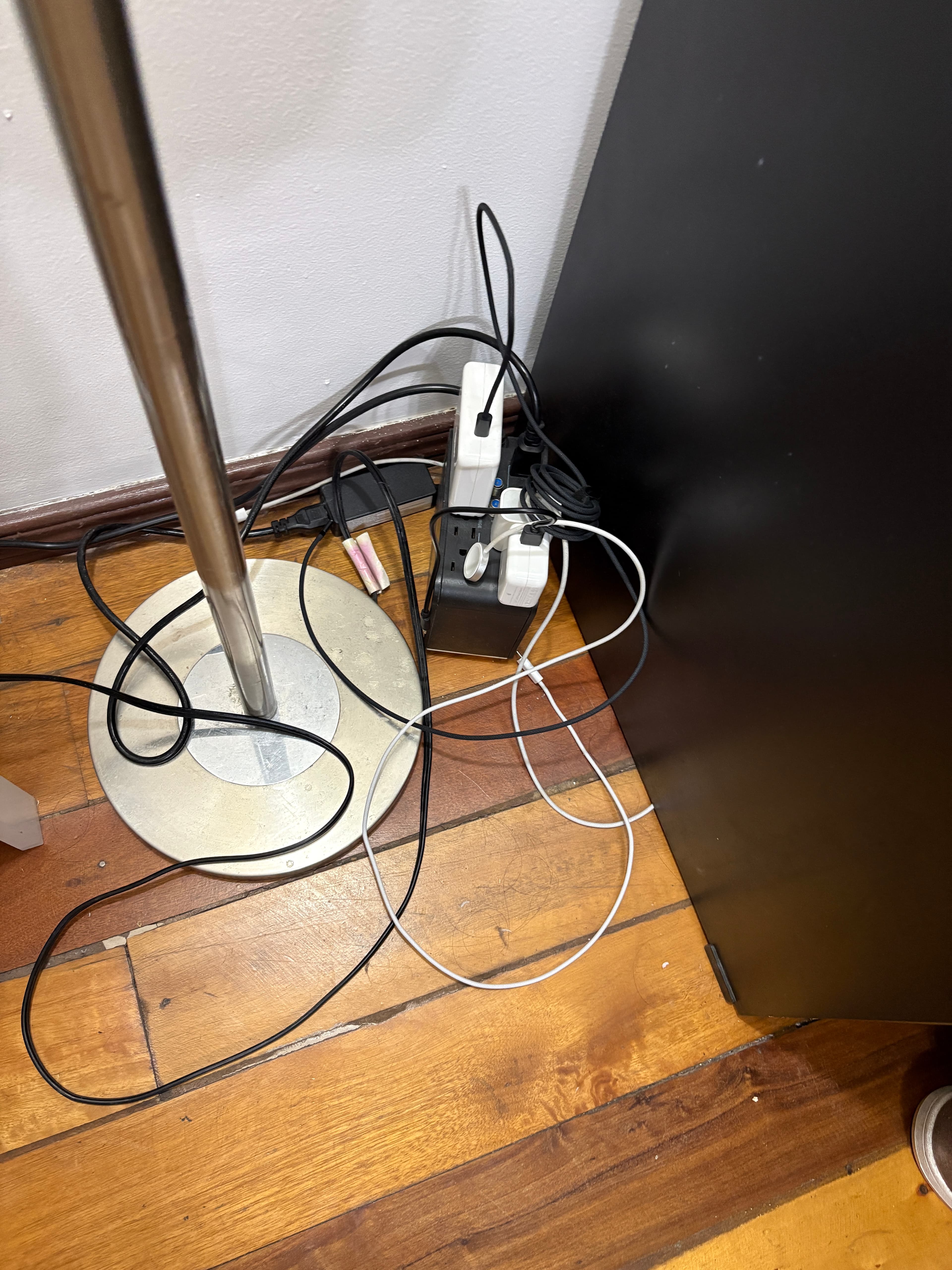 Antes: cables sueltos y enredados detrás del escritorio