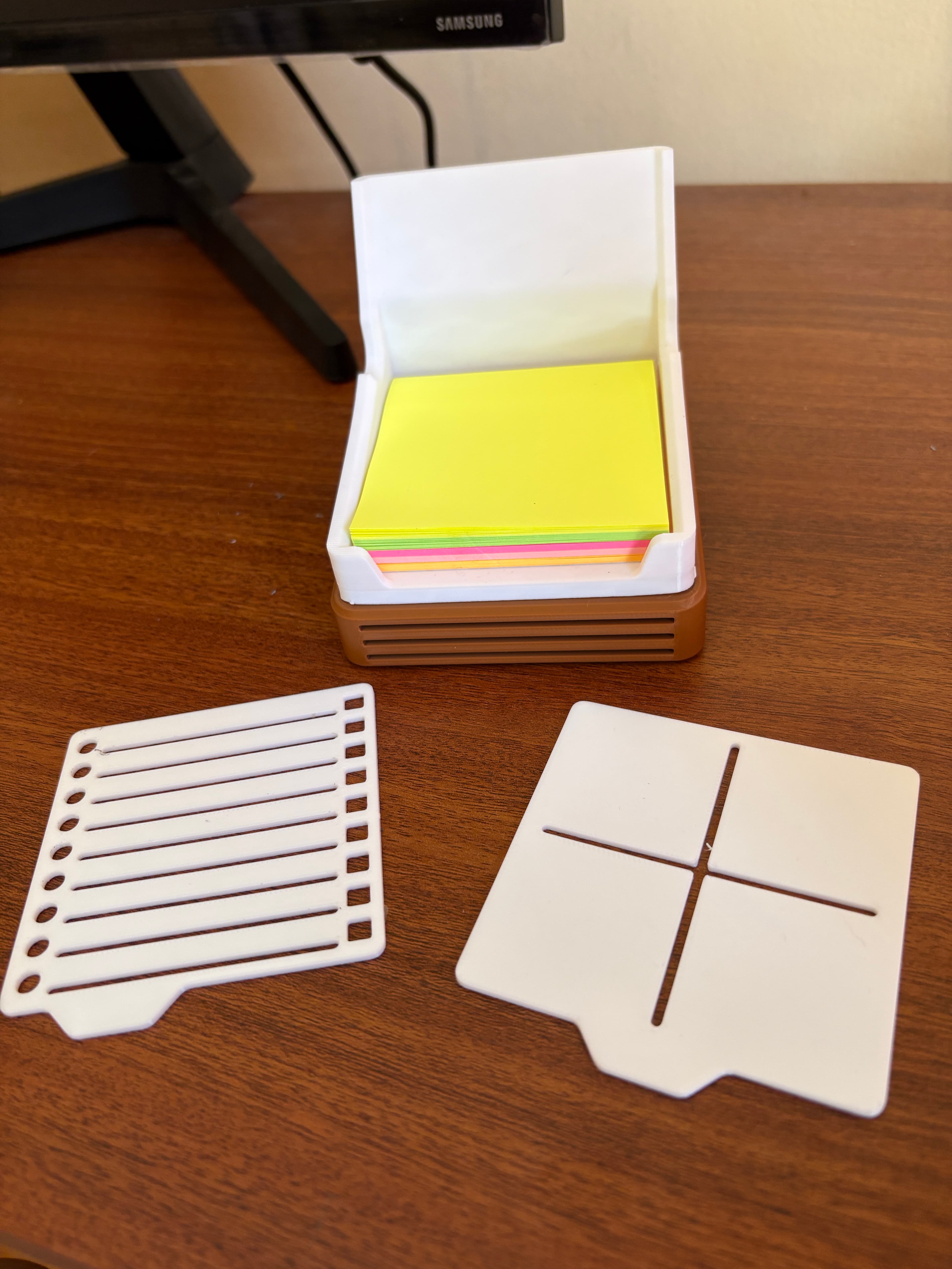 Dispensador de post-its impreso en 3D con notas de colores