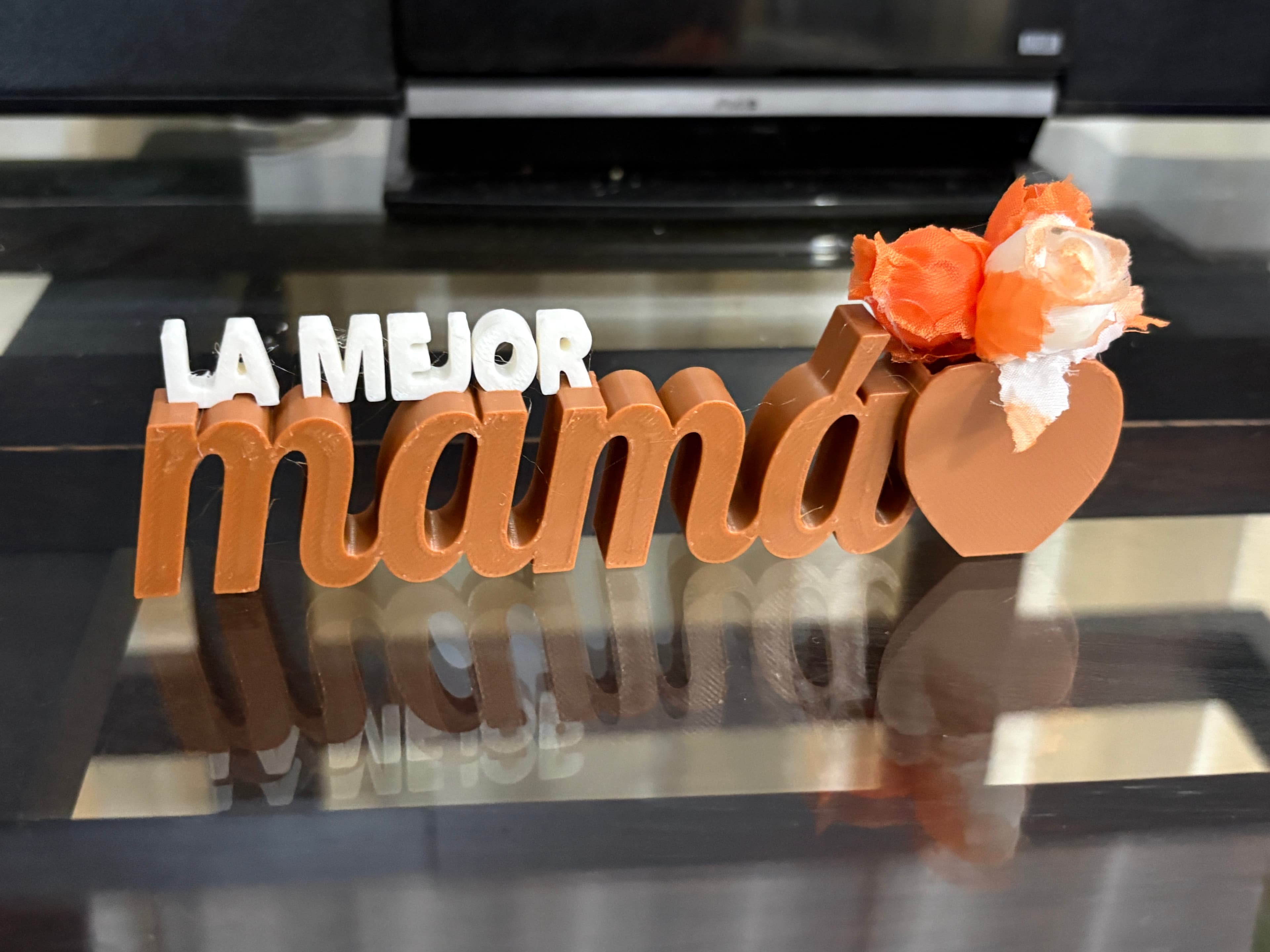 Cartel La mejor mamá con corazón y flores